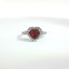 Anello in oro bianco con rubino Lab-Grown taglio cuore e diamanti Lab-Grown taglio brillante.