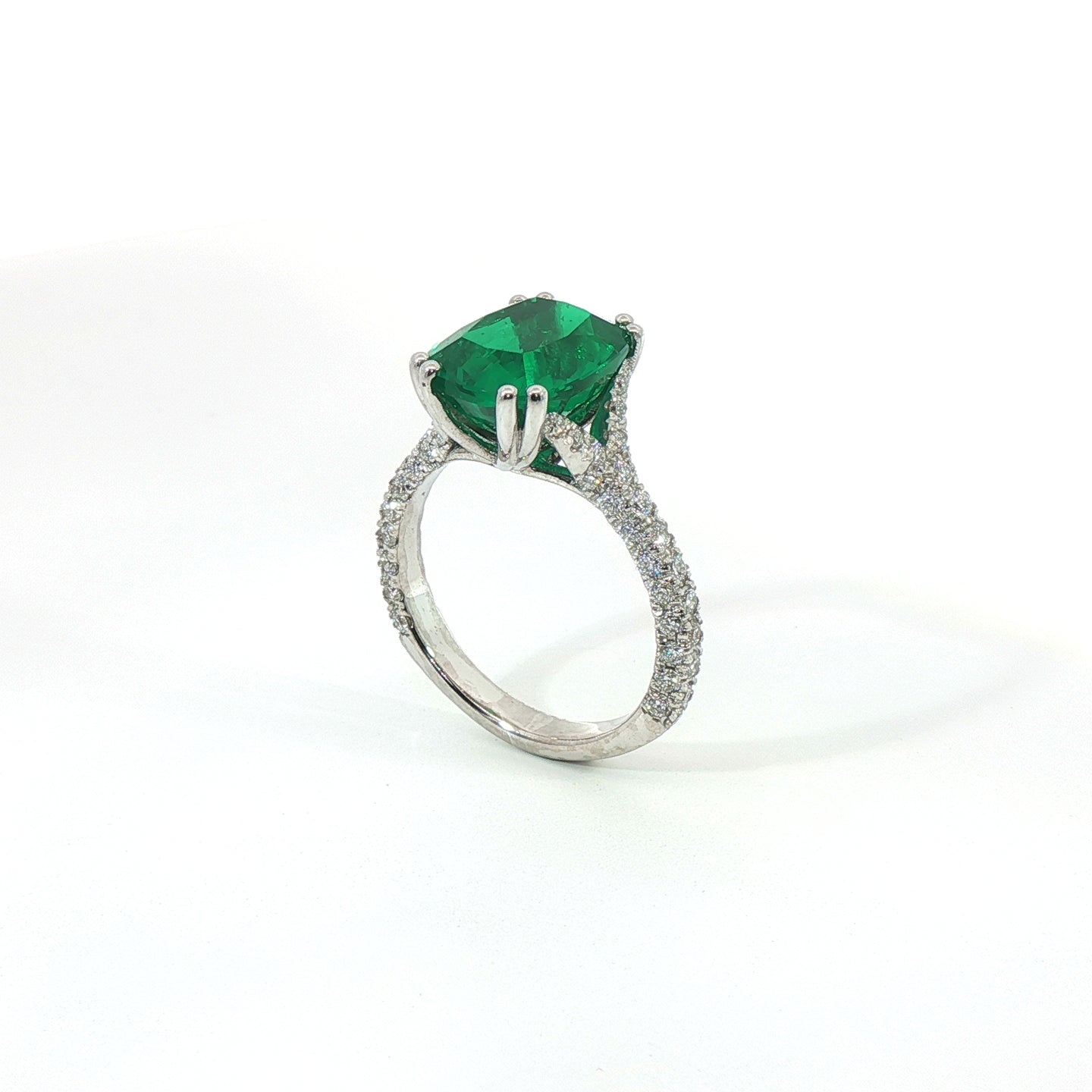 Anello in oro bianco con smeraldo Lab-Grown taglio cuscino e diamanti Lab-Grown taglio brillante.