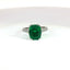 Anello in oro bianco con smeraldo Lab-Grown taglio cuscino e diamanti Lab-Grown taglio brillante.