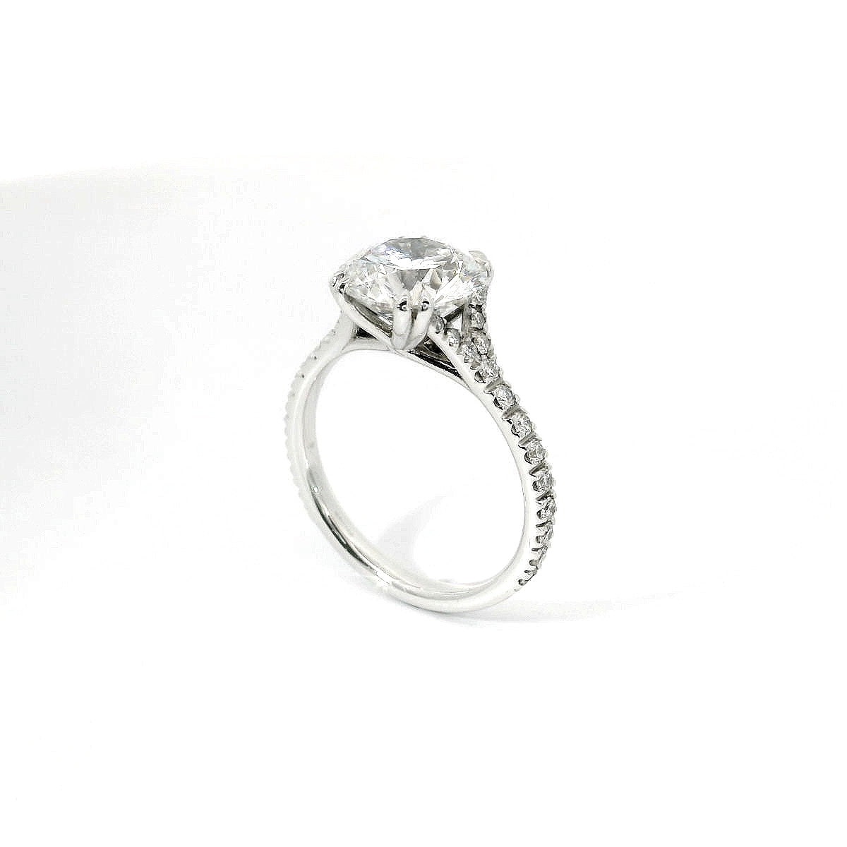 Solitario in oro bianco con diamanti lab-grown taglio brillante sul gambo, 3,07 carati.