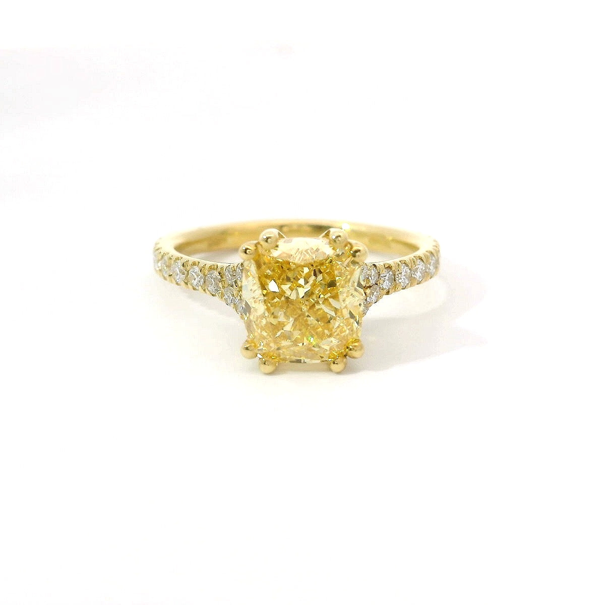 Solitario in oro giallo e diamante lab-grown taglio cuscino fancy yellow e taglio brillante, 2,71 carati.