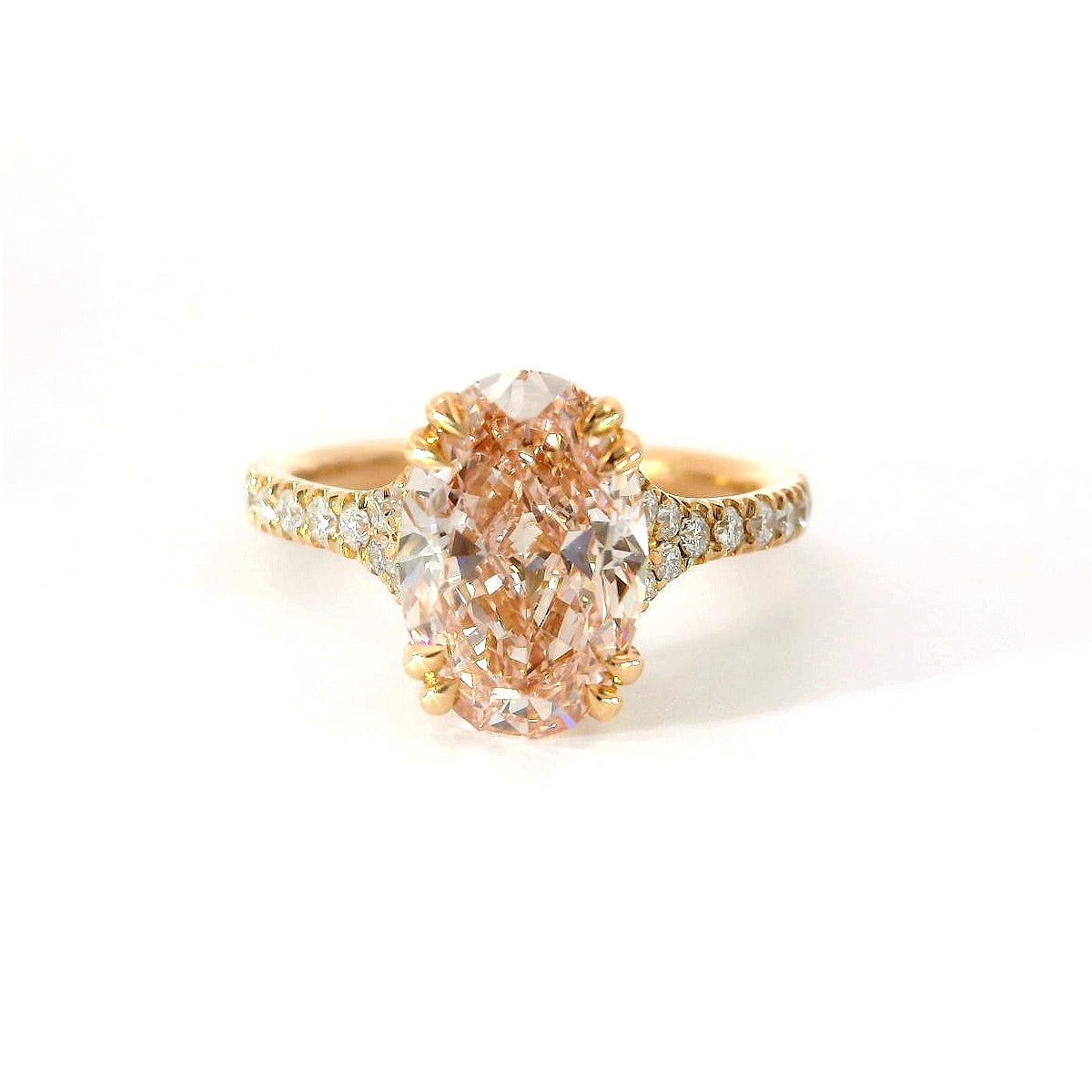 Solitario in oro rosa e diamante lab-grown taglio cuscino fancy pink e taglio brillante, 3,19 carati.