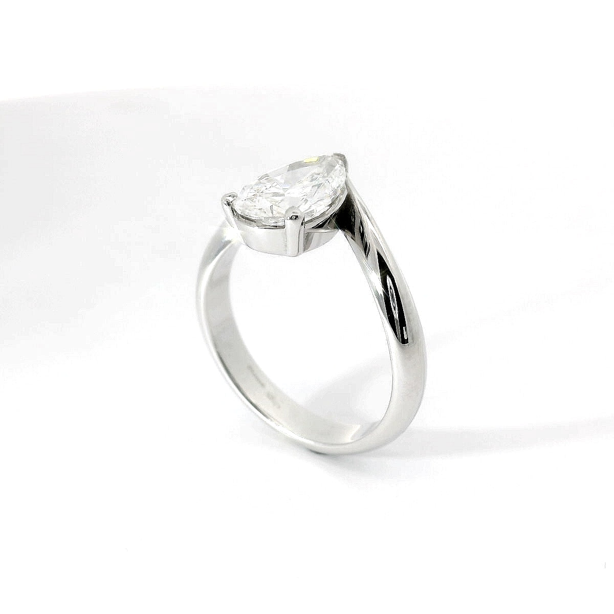 Solitario in oro Bianco e Diamante Lab-grown taglio goccia, 1,80 carati.