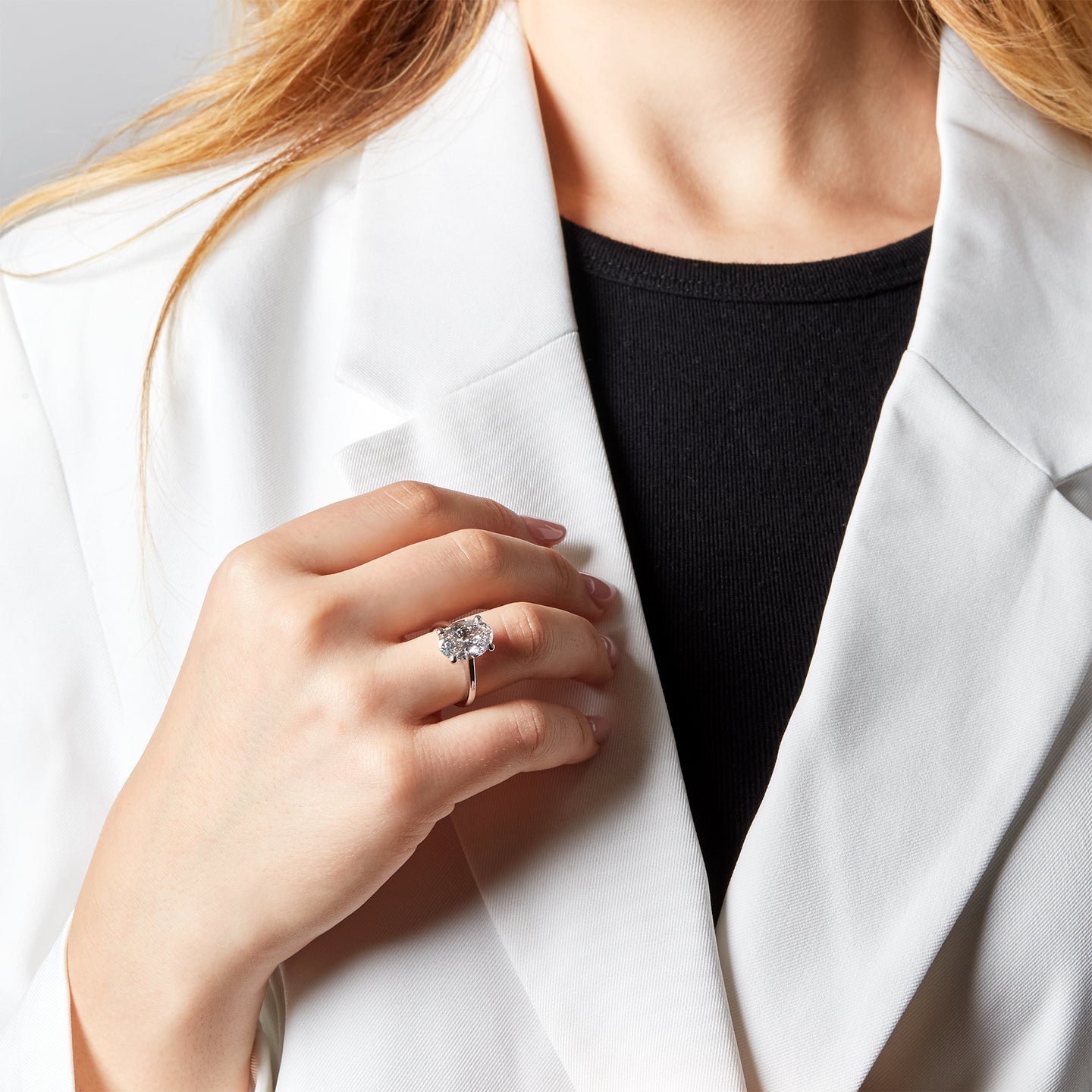 Solitario in oro bianco con diamante lab-grown taglio ovale, 5,03 carati.