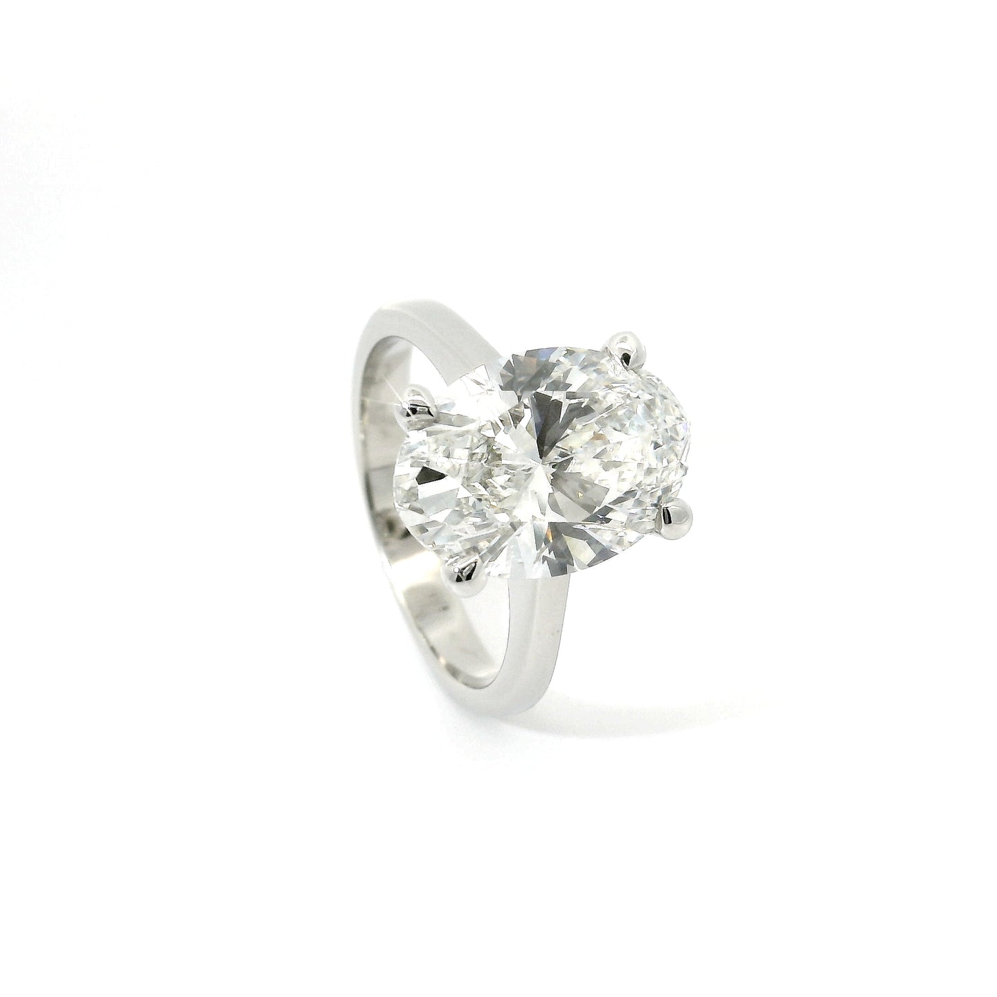 Solitario in oro bianco con diamante lab-grown taglio ovale, 5,03 carati.