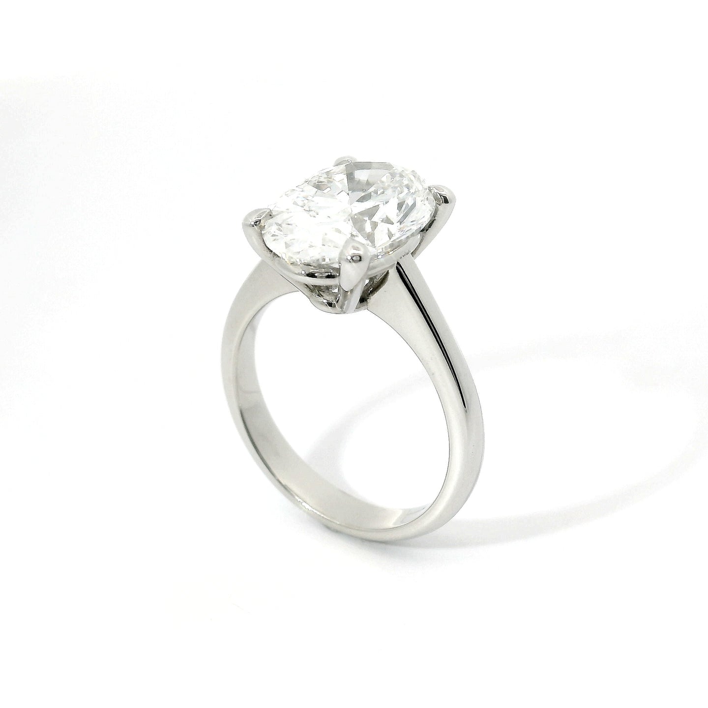 Solitario in oro bianco con diamante lab-grown taglio ovale, 5,03 carati.