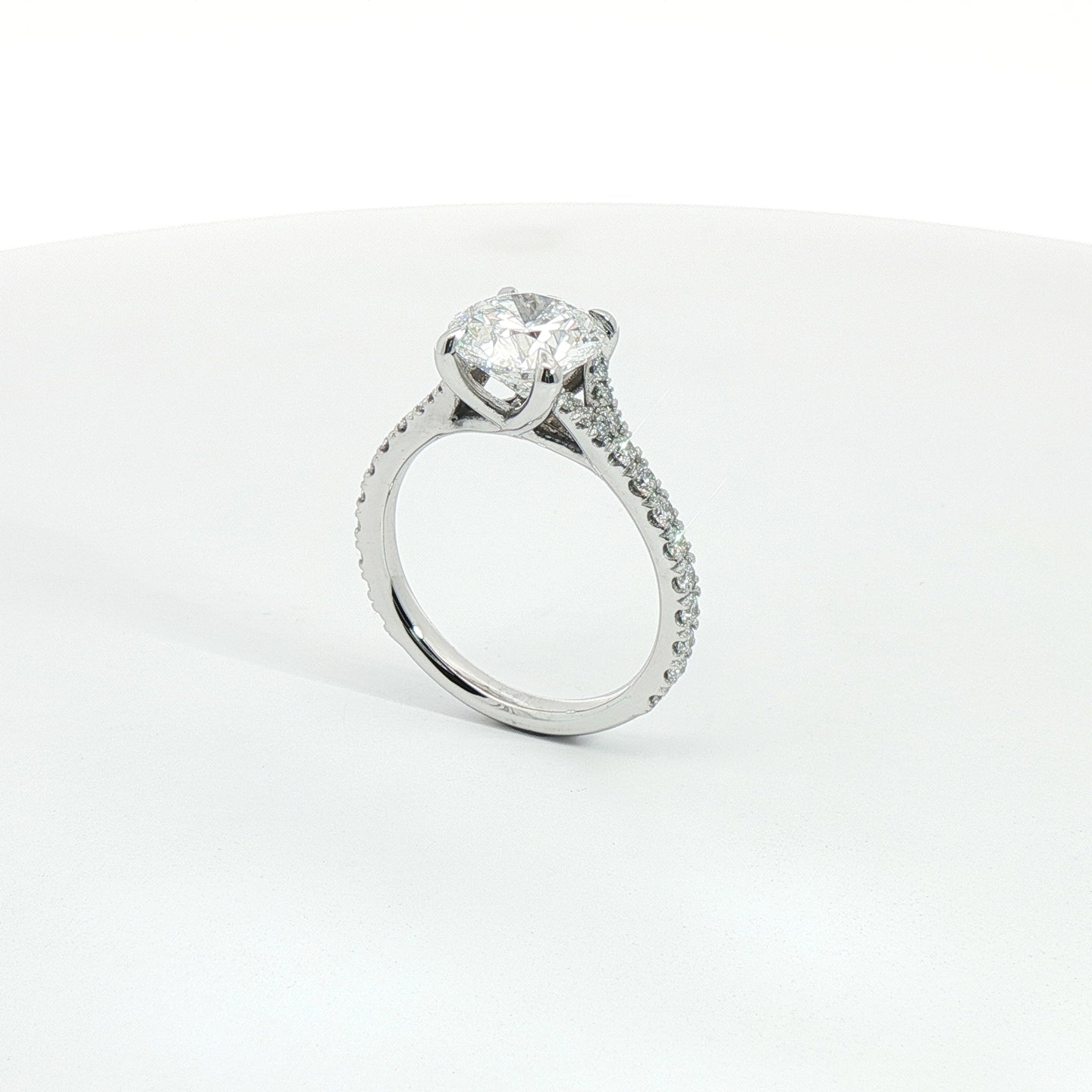 Solitario in oro bianco con diamanti Lab-Grown taglio brillante, 2,75 carati.