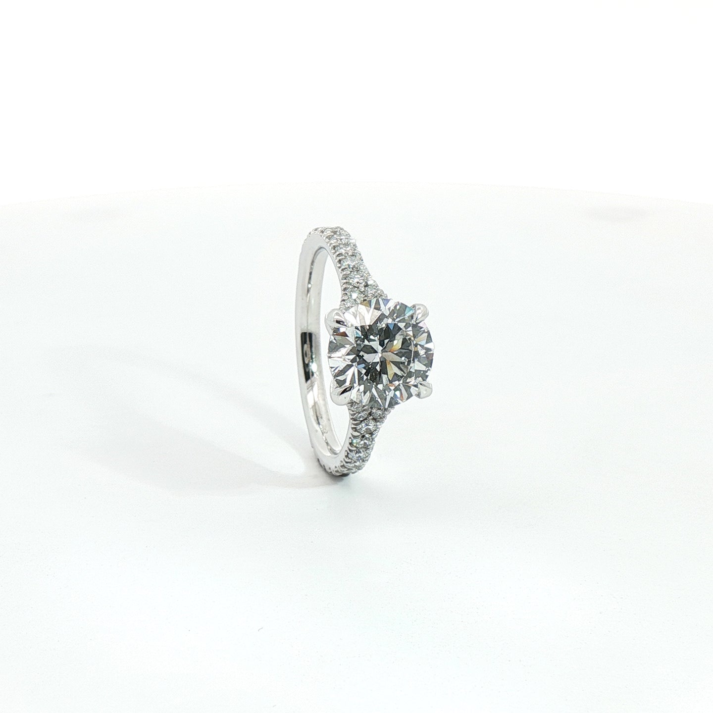 Solitario in oro bianco con diamanti Lab-Grown taglio brillante, 2,75 carati.