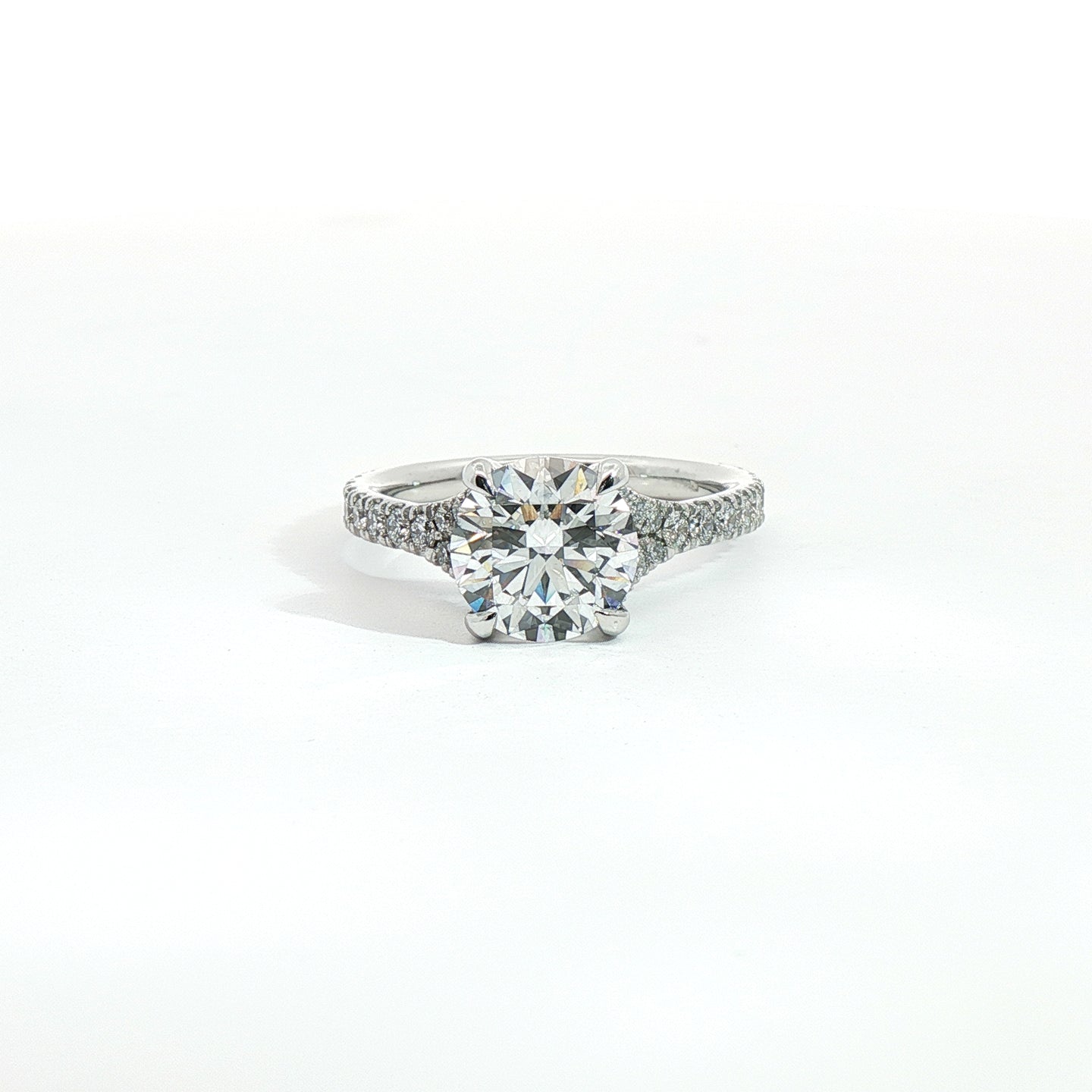 Solitario in oro bianco con diamanti Lab-Grown taglio brillante, 2,75 carati.