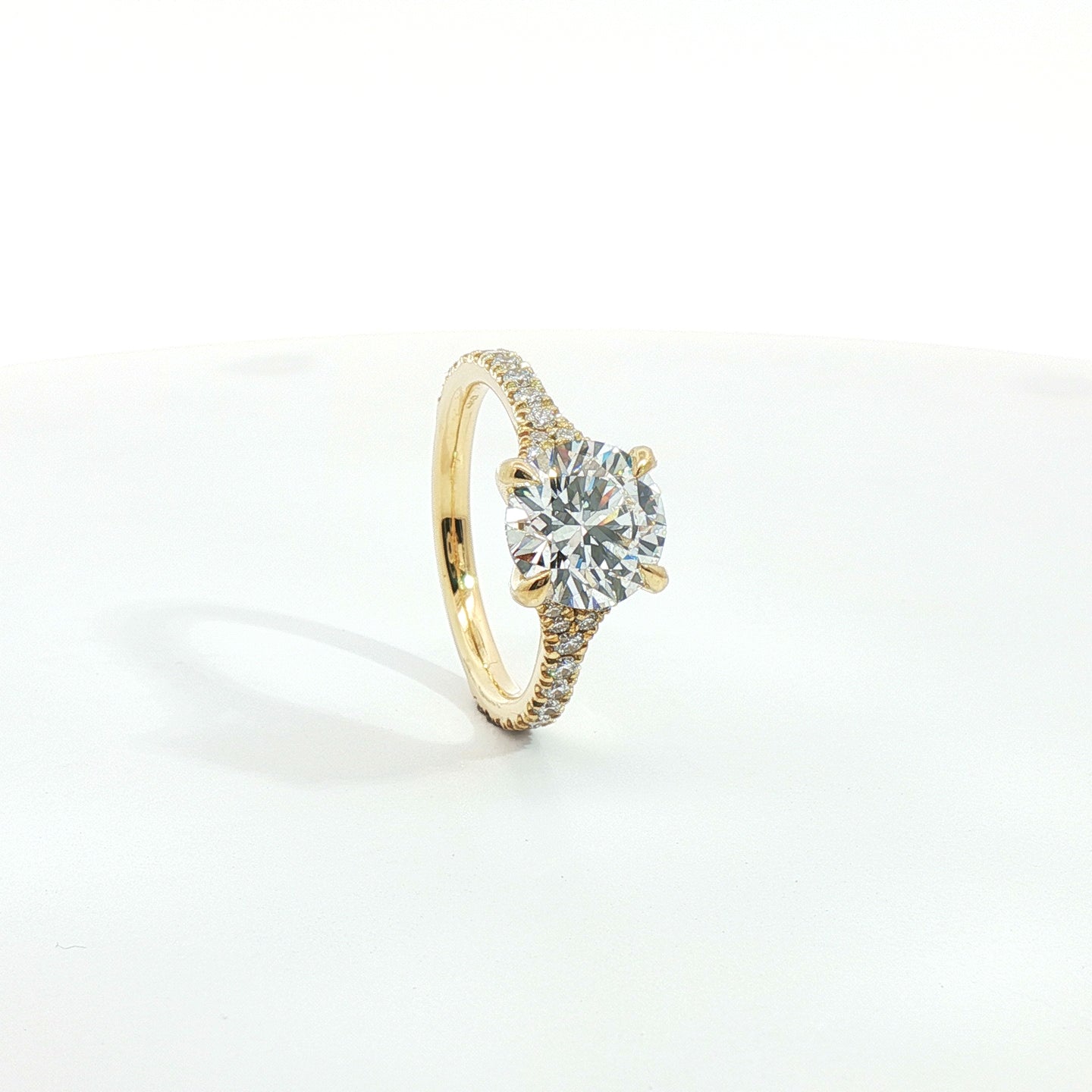 Solitario in oro giallo con diamanti Lab-Grown taglio brillante, 2,75 carati.