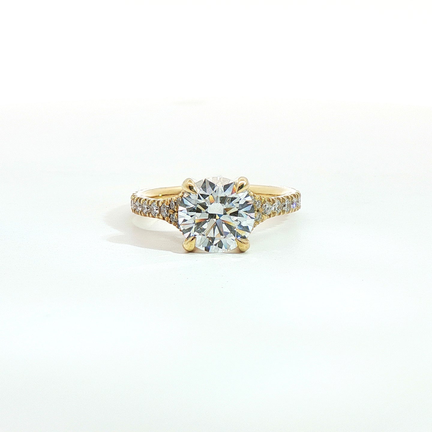 Solitario in oro giallo con diamanti Lab-Grown taglio brillante, 2,75 carati.