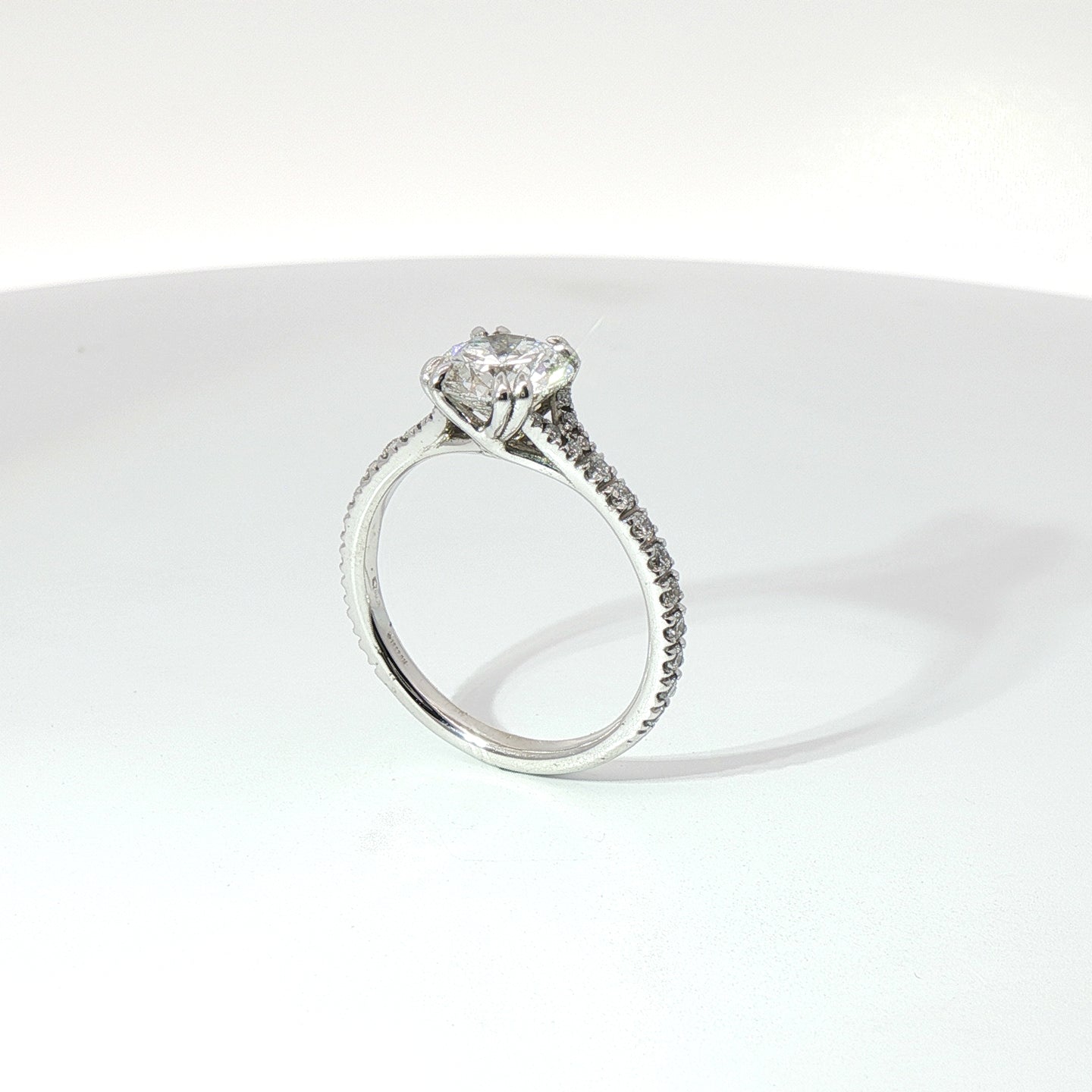 Solitario in oro bianco con diamanti Lab-Grown taglio brillante, 1,75 carati.