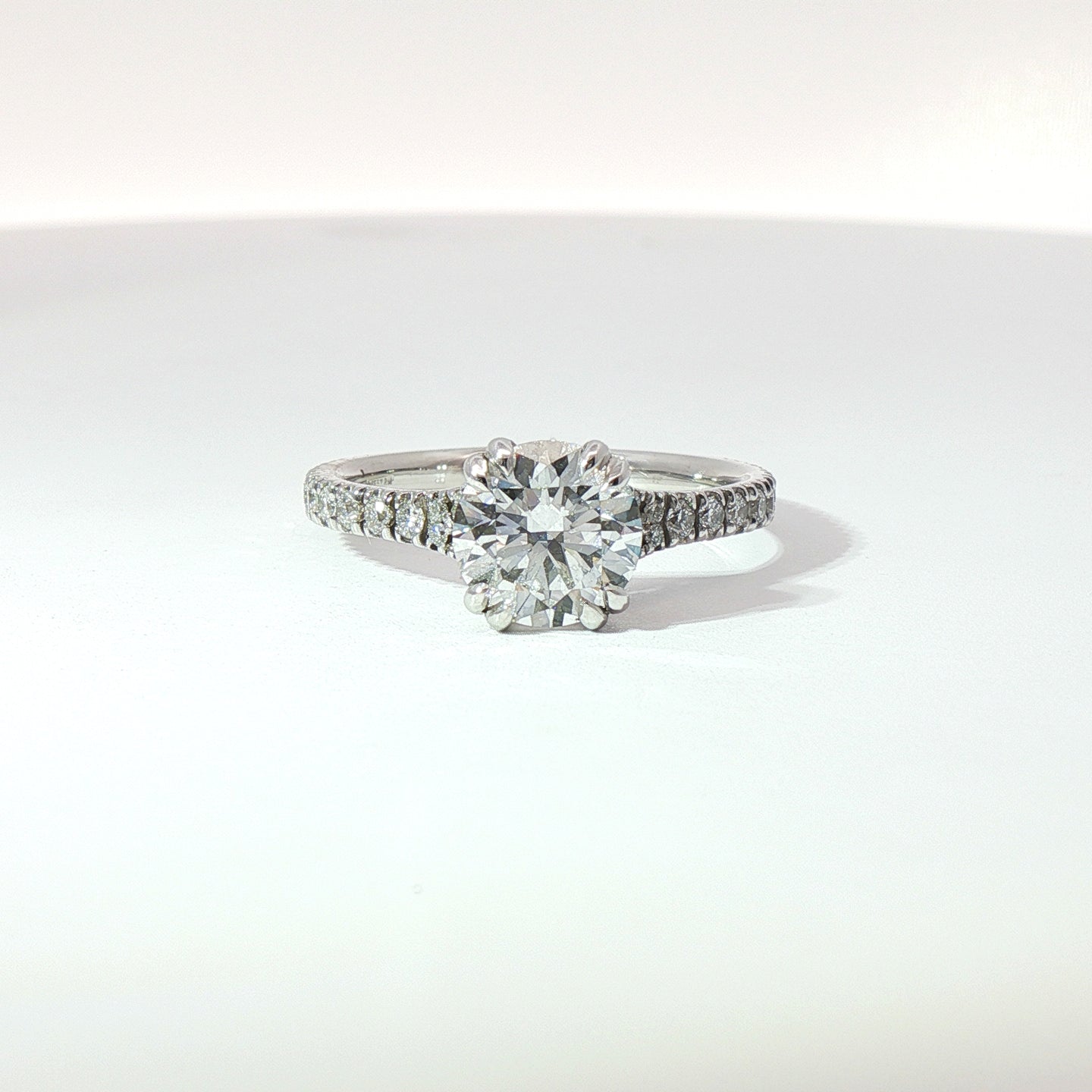 Solitario in oro bianco con diamanti Lab-Grown taglio brillante, 1,75 carati.