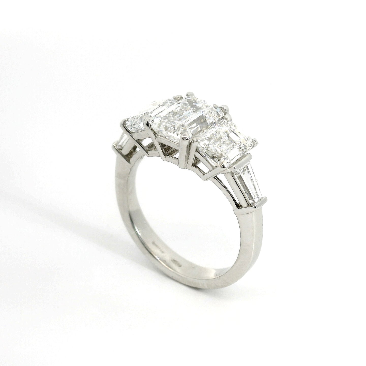 Trilogy in oro bianco con diamanti lab-grown taglio Smeraldo e taper, 4,39 carati.