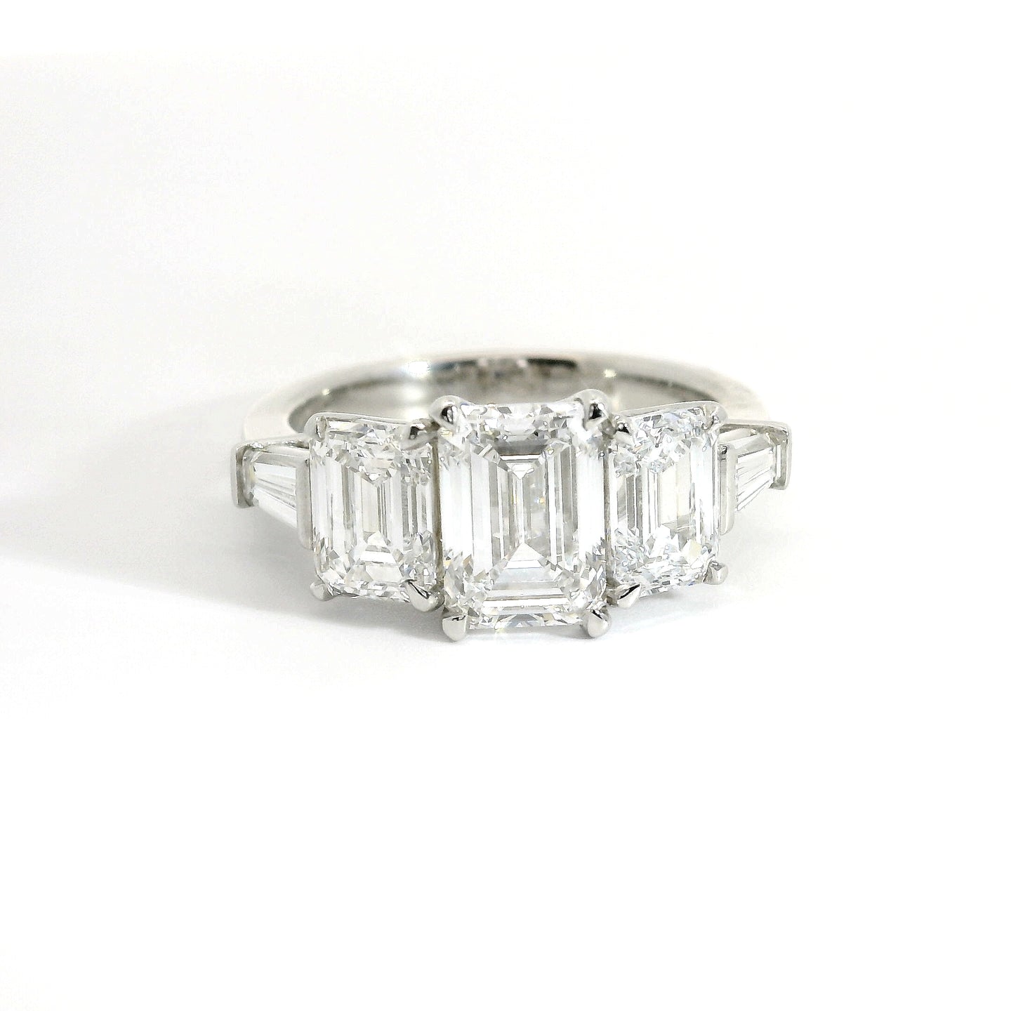 Trilogy in oro bianco con diamanti lab-grown taglio Smeraldo e taper, 4,39 carati.