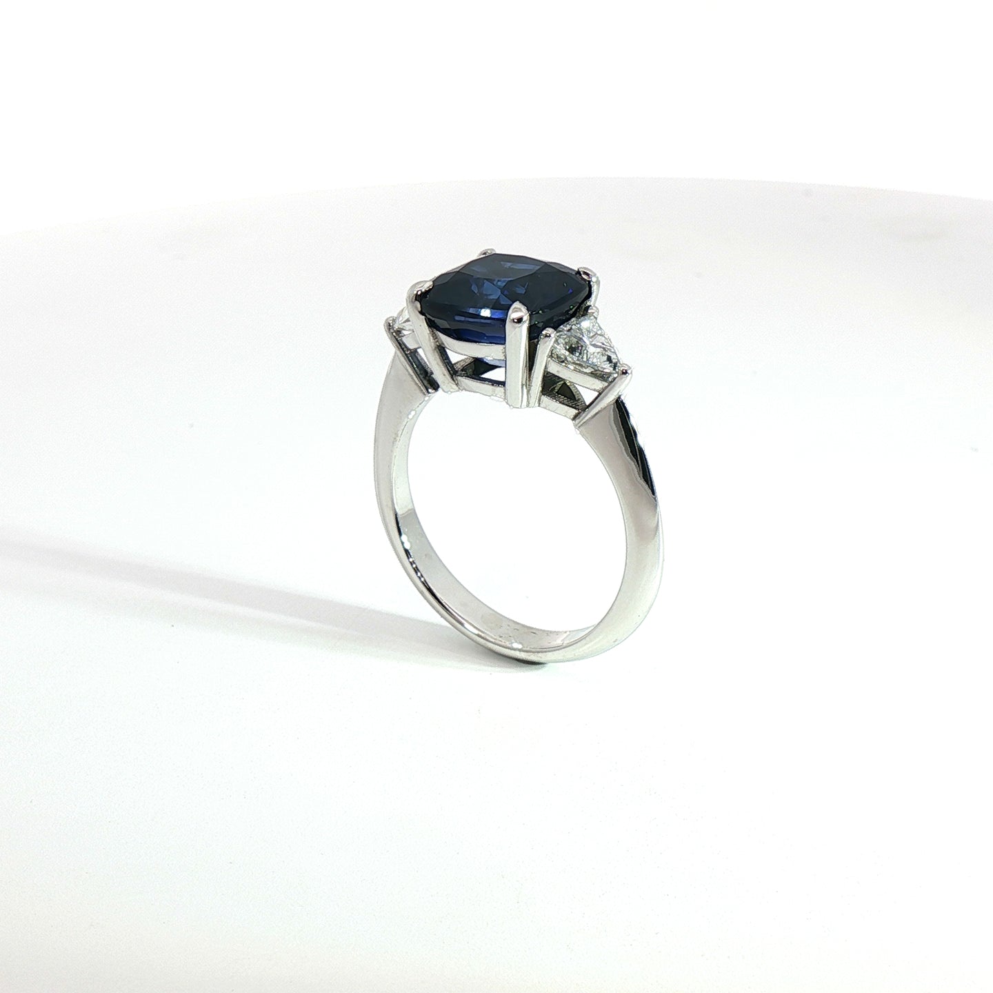 Anello in oro bianco con zaffiri Lab-Grown taglio cuscino e diamanti Lab-Grown taglio trillion.