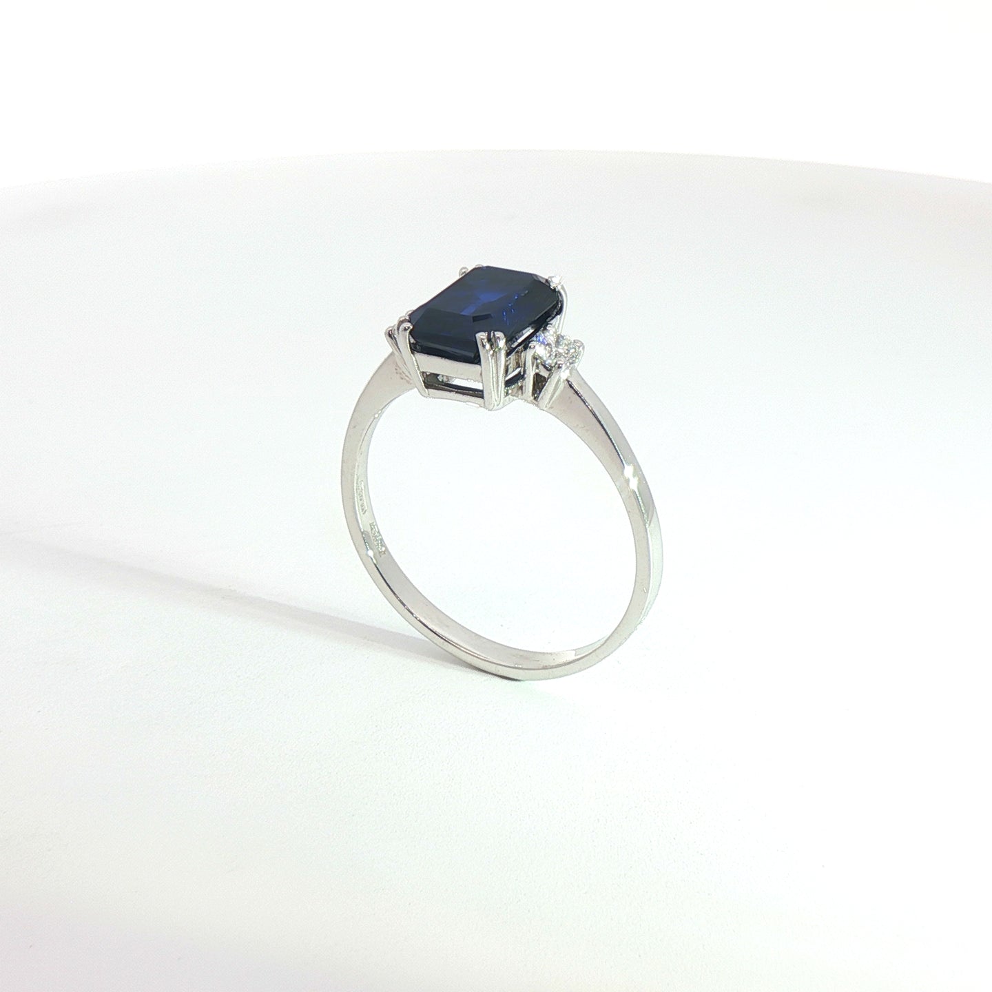 Trilogy in oro bianco con zaffiro Lab-Grown taglio smeraldo e diamanti Lab-Grown taglio brillante.