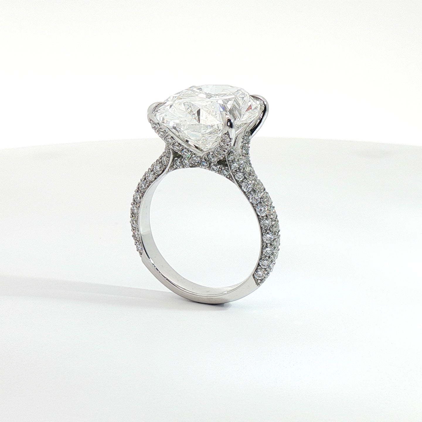 Solitario in oro bianco con diamanti Lab-Grown taglio ovale e brillante, 11,18 carati.