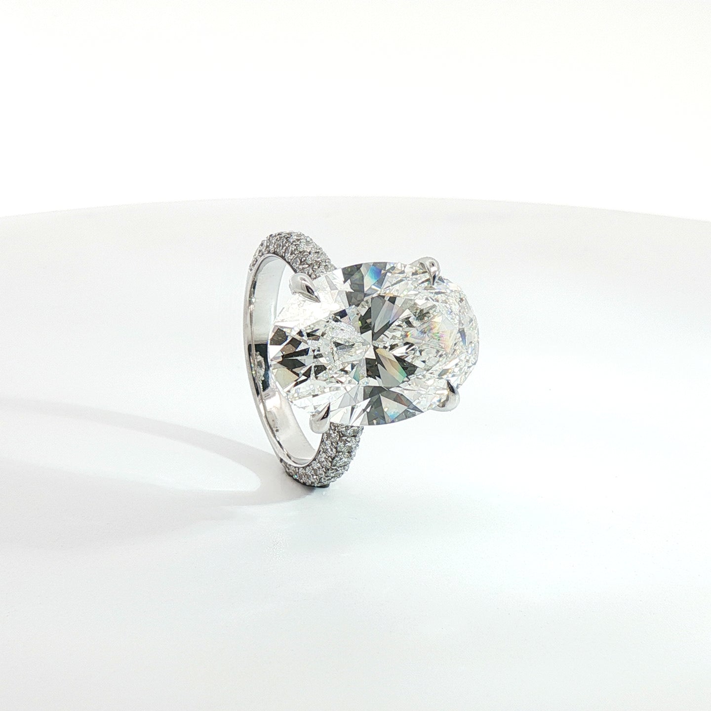 Solitario in oro bianco con diamanti Lab-Grown taglio ovale e brillante, 11,18 carati.