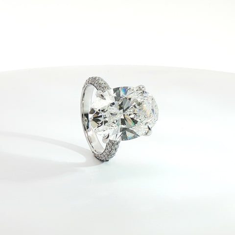 Solitario in oro bianco con diamanti Lab-Grown taglio ovale e brillante, 11,18 carati.