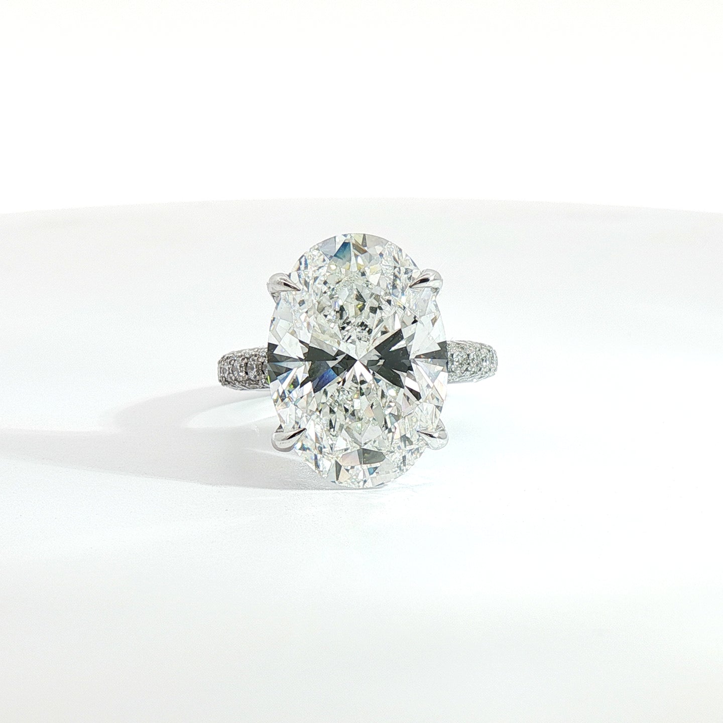 Solitario in oro bianco con diamanti Lab-Grown taglio ovale e brillante, 11,18 carati.