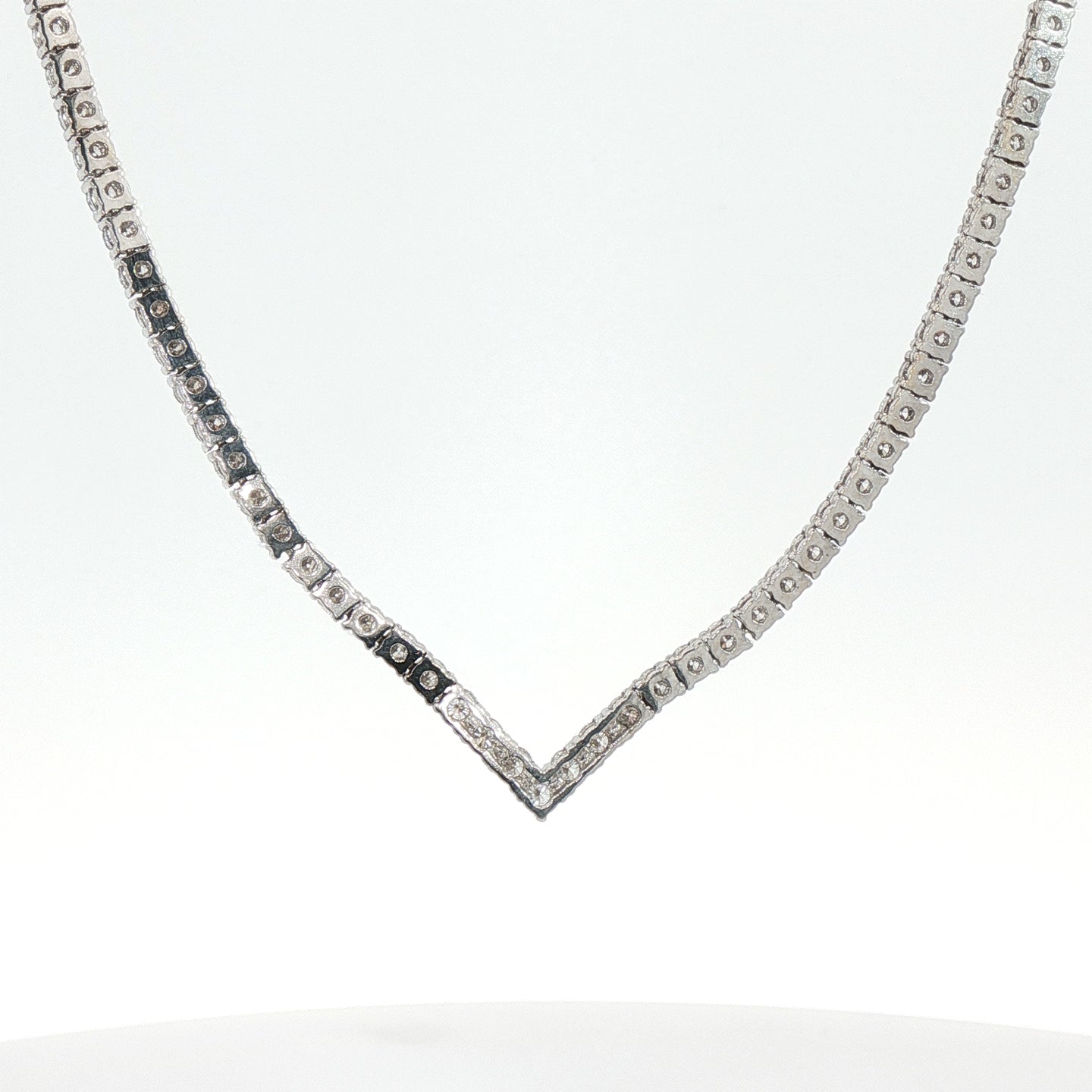 Girocollo tennis in oro bianco con diamanti Lab-Grown taglio brillante, 7,61 carati.