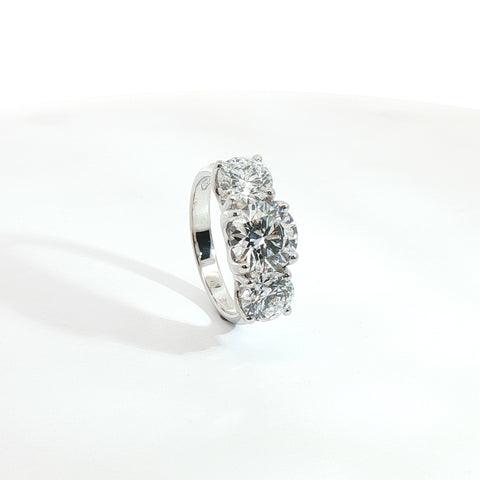 Trilogy in oro bianco con diamanti Lab-Grown taglio brillante, 4,03 carati.