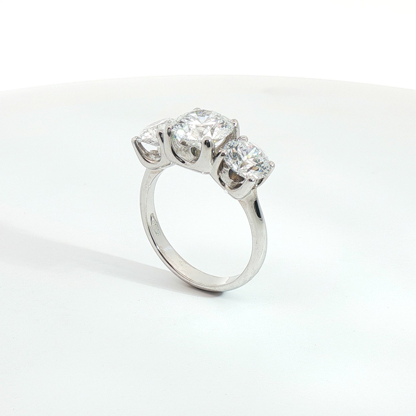 Trilogy in oro bianco con diamanti Lab-Grown taglio brillante, 4,03 carati.