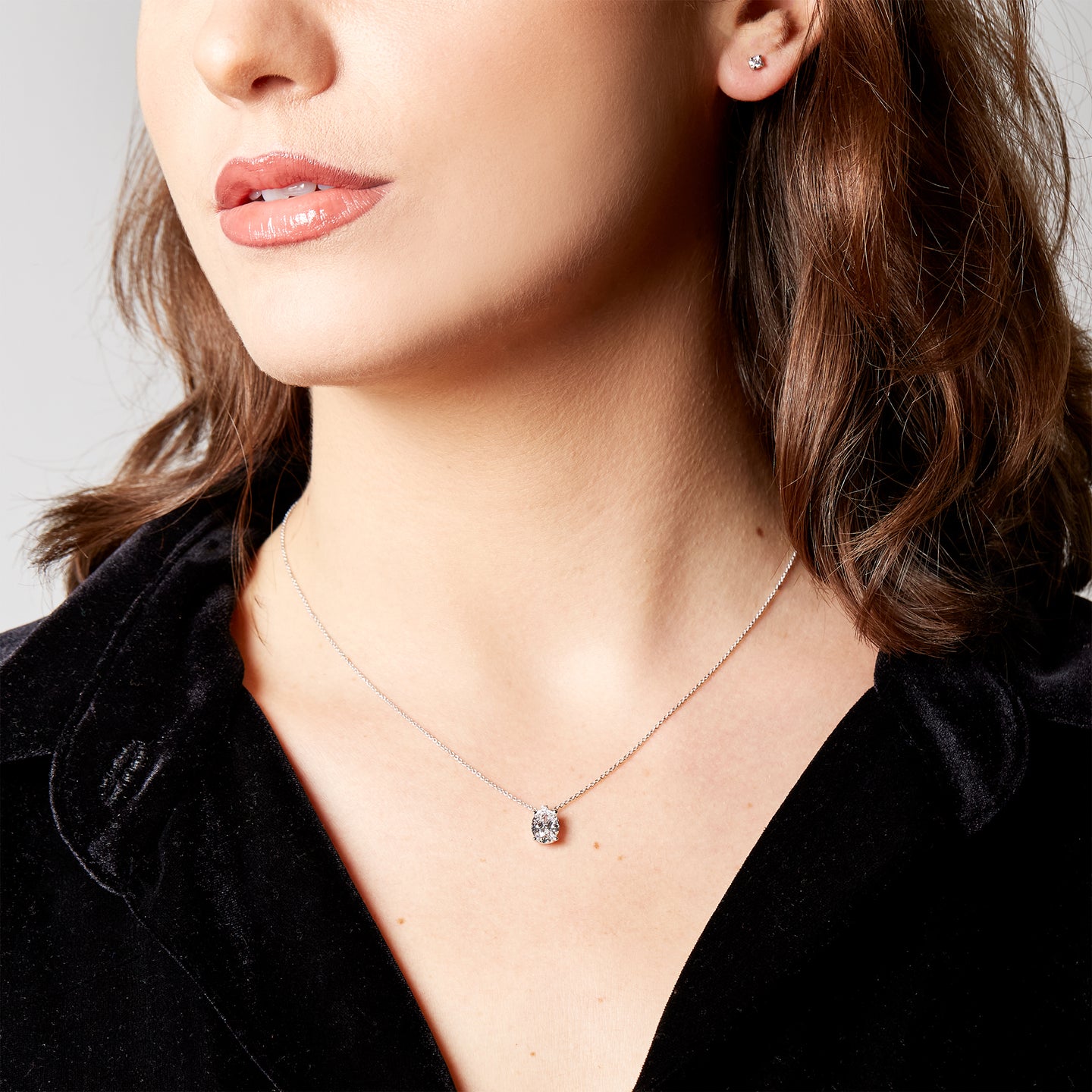 Orecchini punto luce oro bianco con diamanti lab-grown taglio brillante, 0,10 carati.