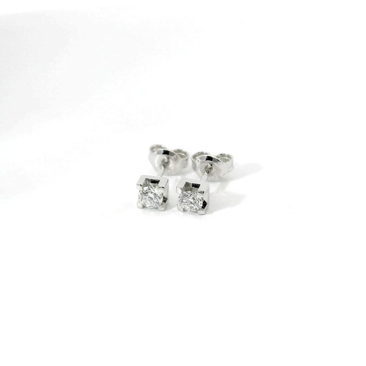 Orecchini punto luce oro bianco con diamanti lab-grown taglio brillante, 0,41 carati.