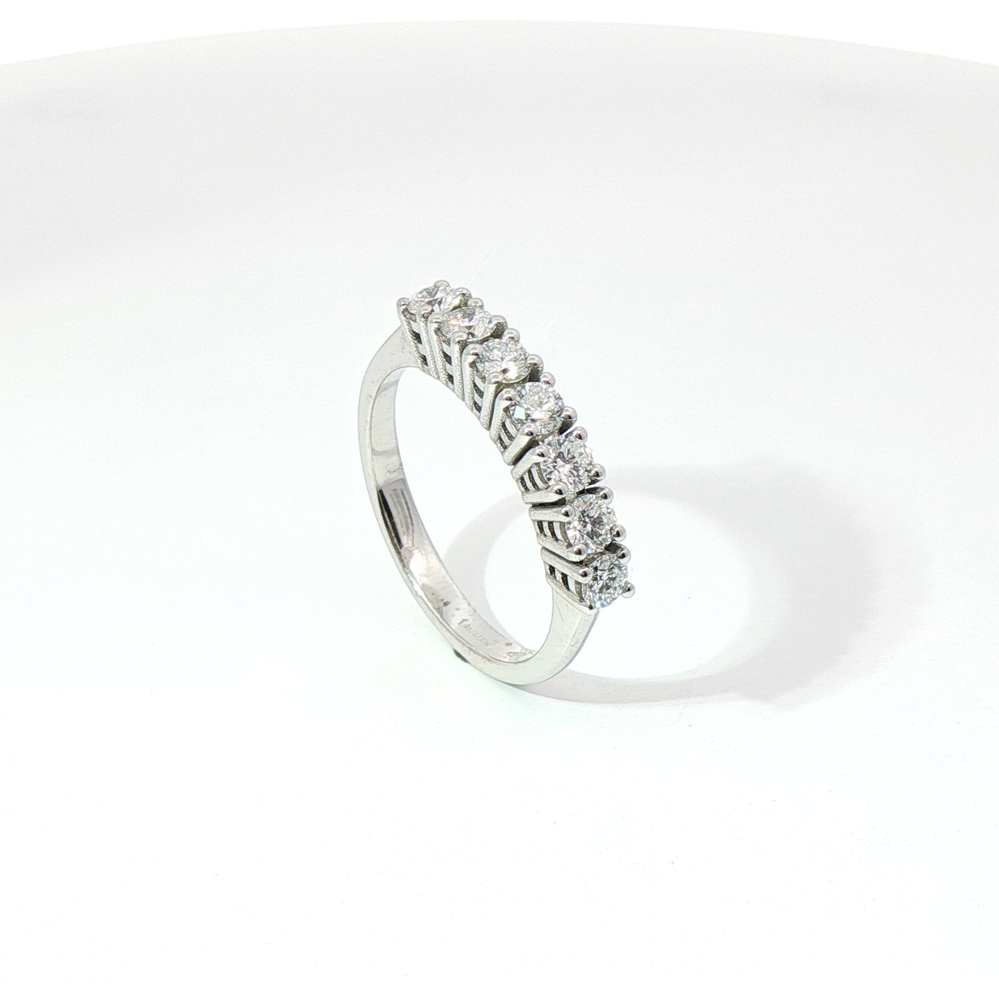 Fedina in oro bianco con diamanti Lab-Grown taglio brillante, 0,69 carati.