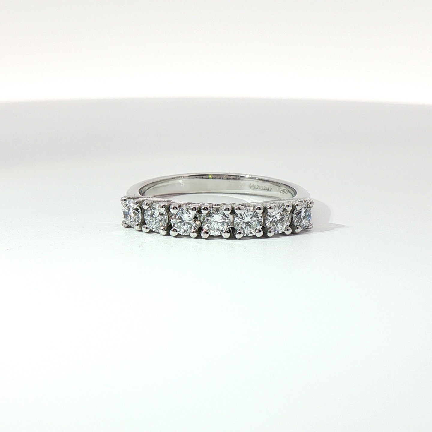 Fedina in oro bianco con diamanti Lab-Grown taglio brillante, 0,69 carati.