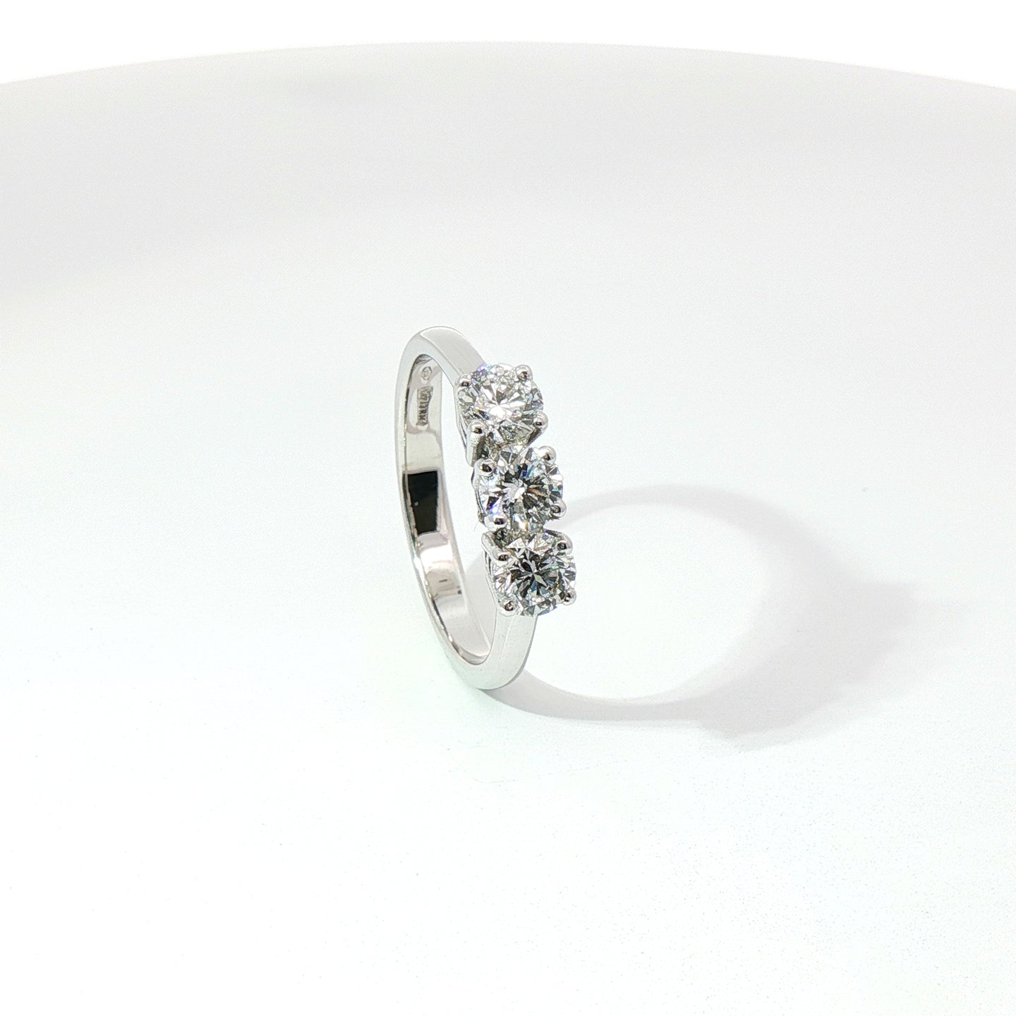 Anello Trilogy in oro bianco con diamanti Lab-grown taglio brillante, 0,99 carati.