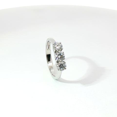 Anello Trilogy in oro bianco con diamanti Lab-grown taglio brillante, 0,99 carati.