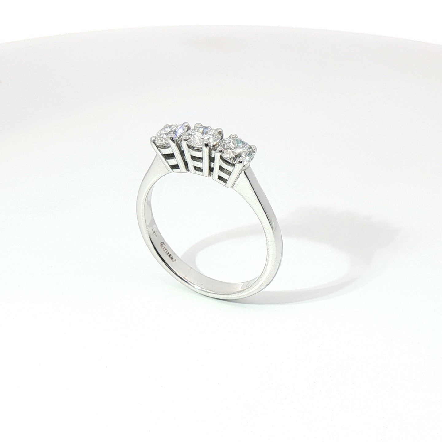 Anello Trilogy in oro bianco con diamanti Lab-grown taglio brillante, 0,99 carati.