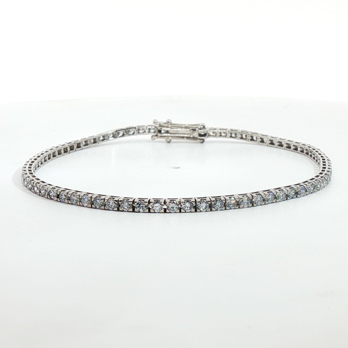 Bracciale tennis in oro bianco con diamanti Lab-Grown taglio brillante, 2,23 carati.