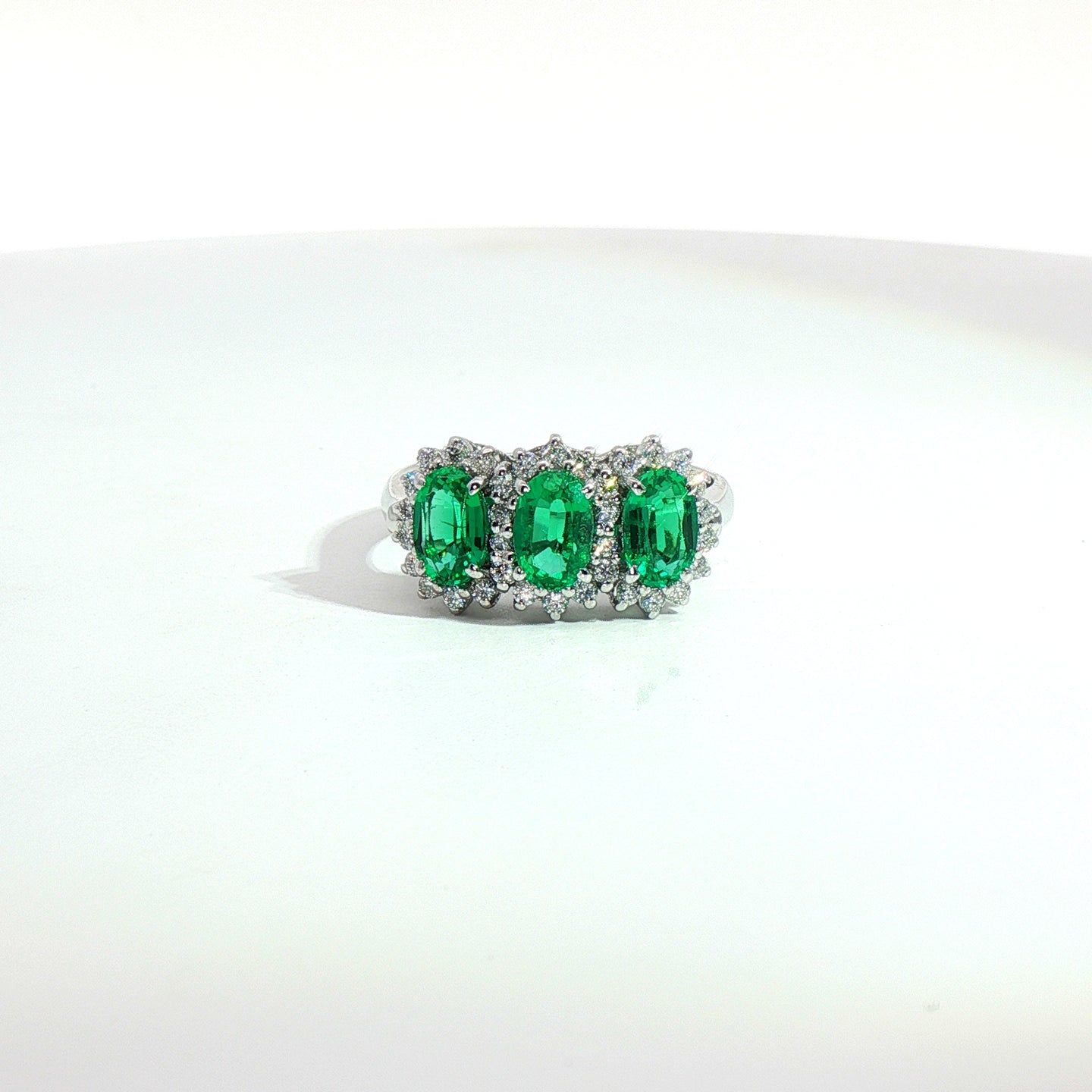 Trilogy in oro bianco con smeraldi Lab-Grown taglio ovale e diamanti Lab-Grown taglio brillante.