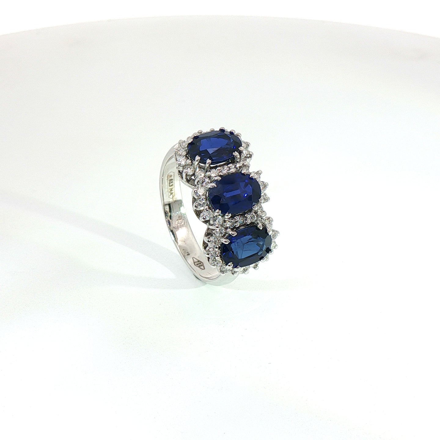 Anello in oro bianco con zaffiri Lab-Grown taglio ovale e diamanti Lab-Grown taglio brillante.