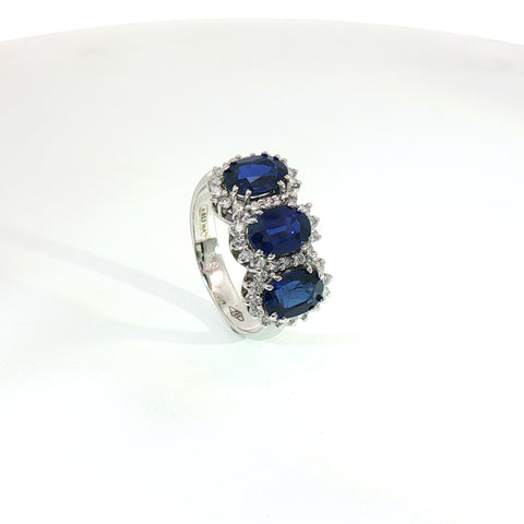 Anello in oro bianco con zaffiri Lab-Grown taglio ovale e diamanti Lab-Grown taglio brillante.