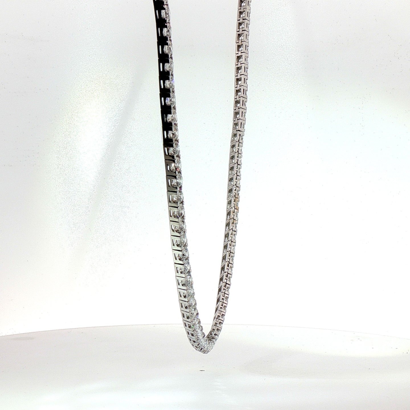 Girocollo tennis in oro bianco con diamanti Lab-Grown taglio brillante, 21,28 carati.
