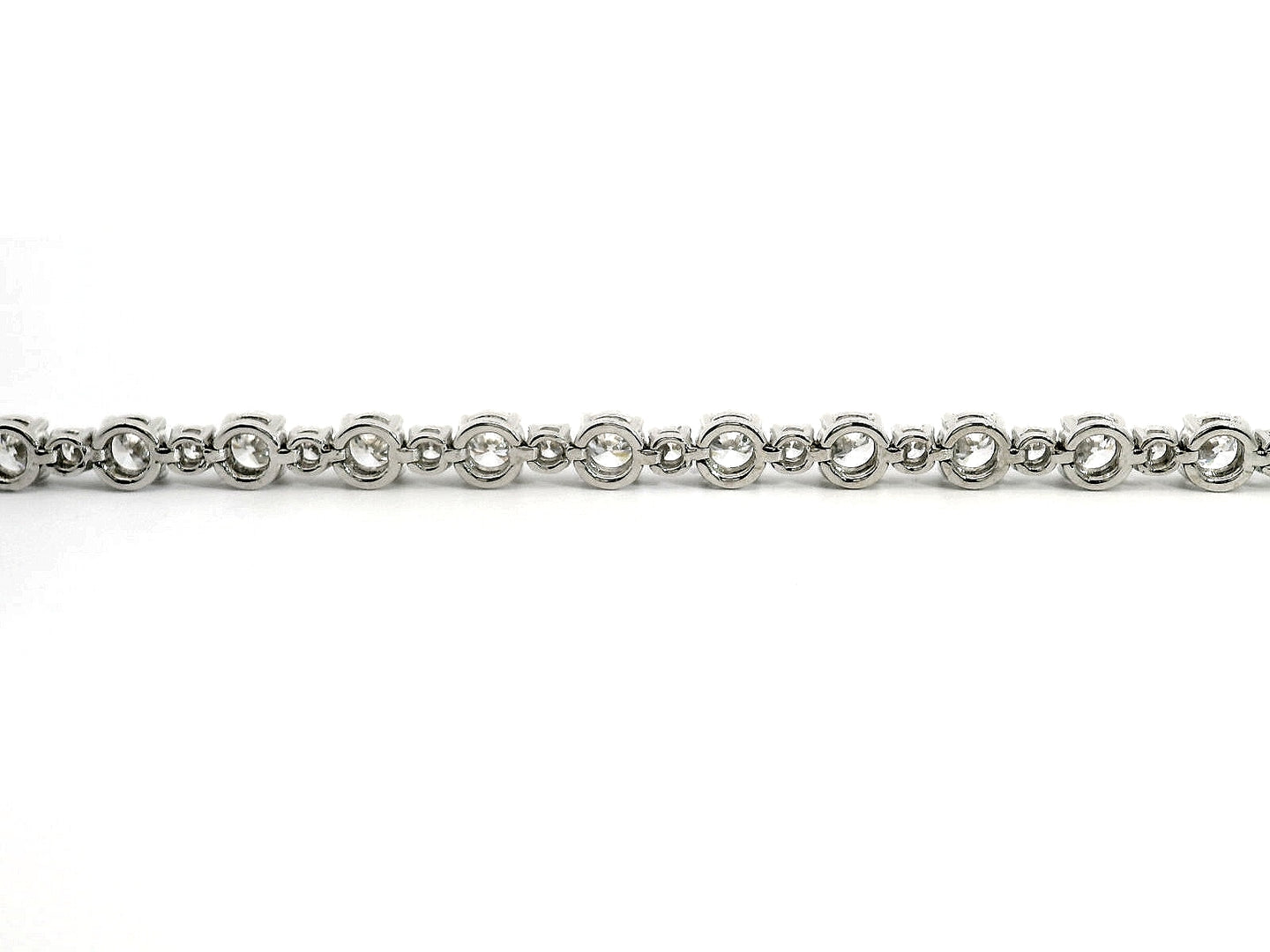 Bracciale tennis a filo in oro bianco con spot di diamanti lab-grown taglio brillante, 8,15 carati.