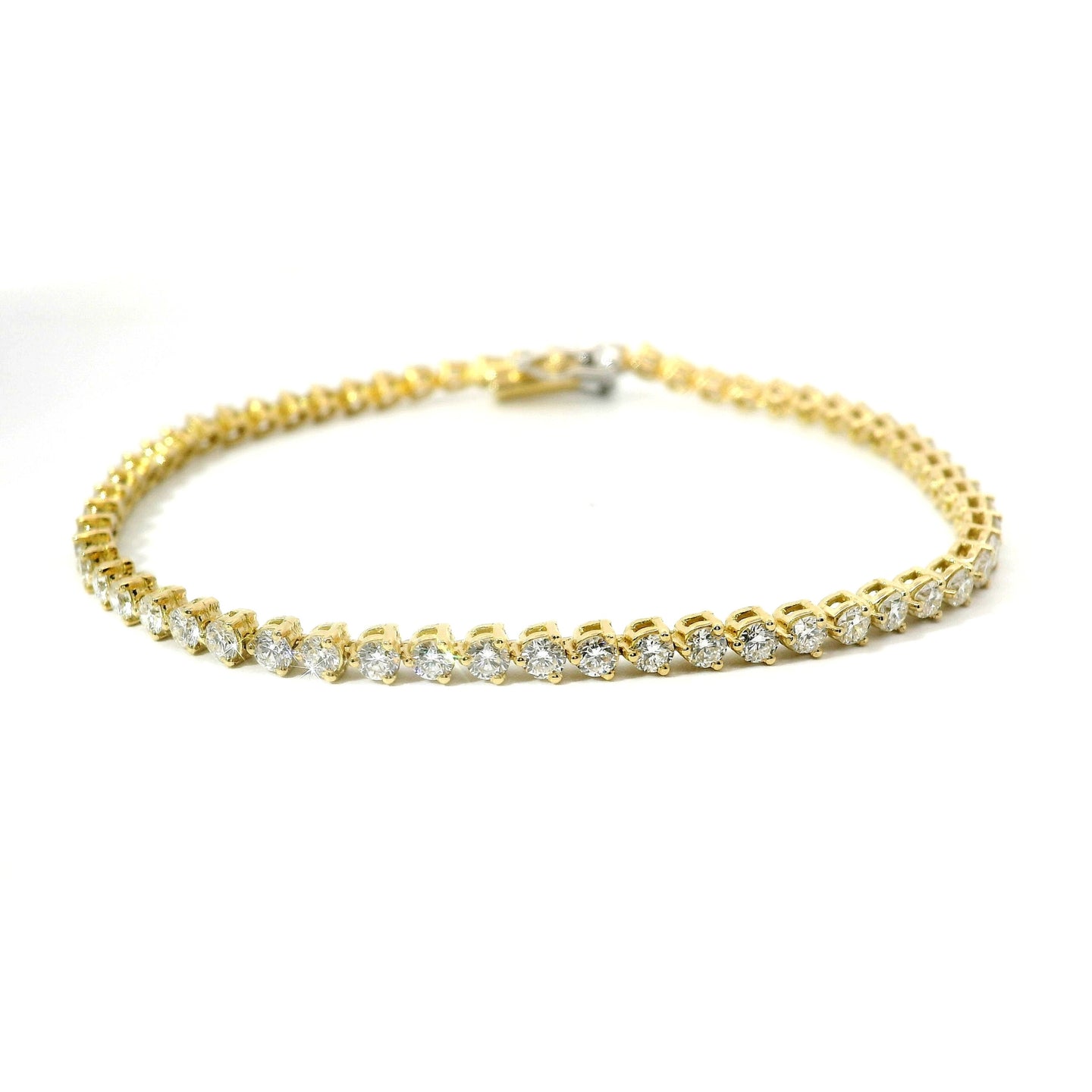 Bracciale tennis con castone a tre punte in oro giallo e diamanti lab-grown taglio brillante, 3,46 carati.