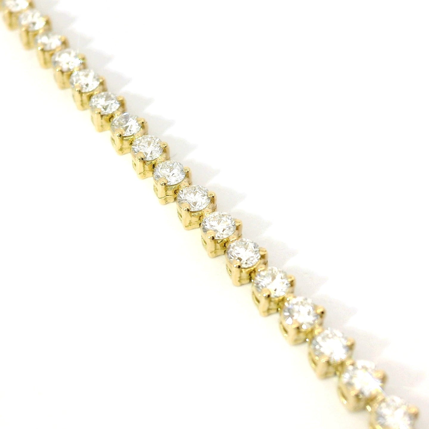 Bracciale tennis con castone a tre punte in oro giallo e diamanti lab-grown taglio brillante, 3,46 carati.