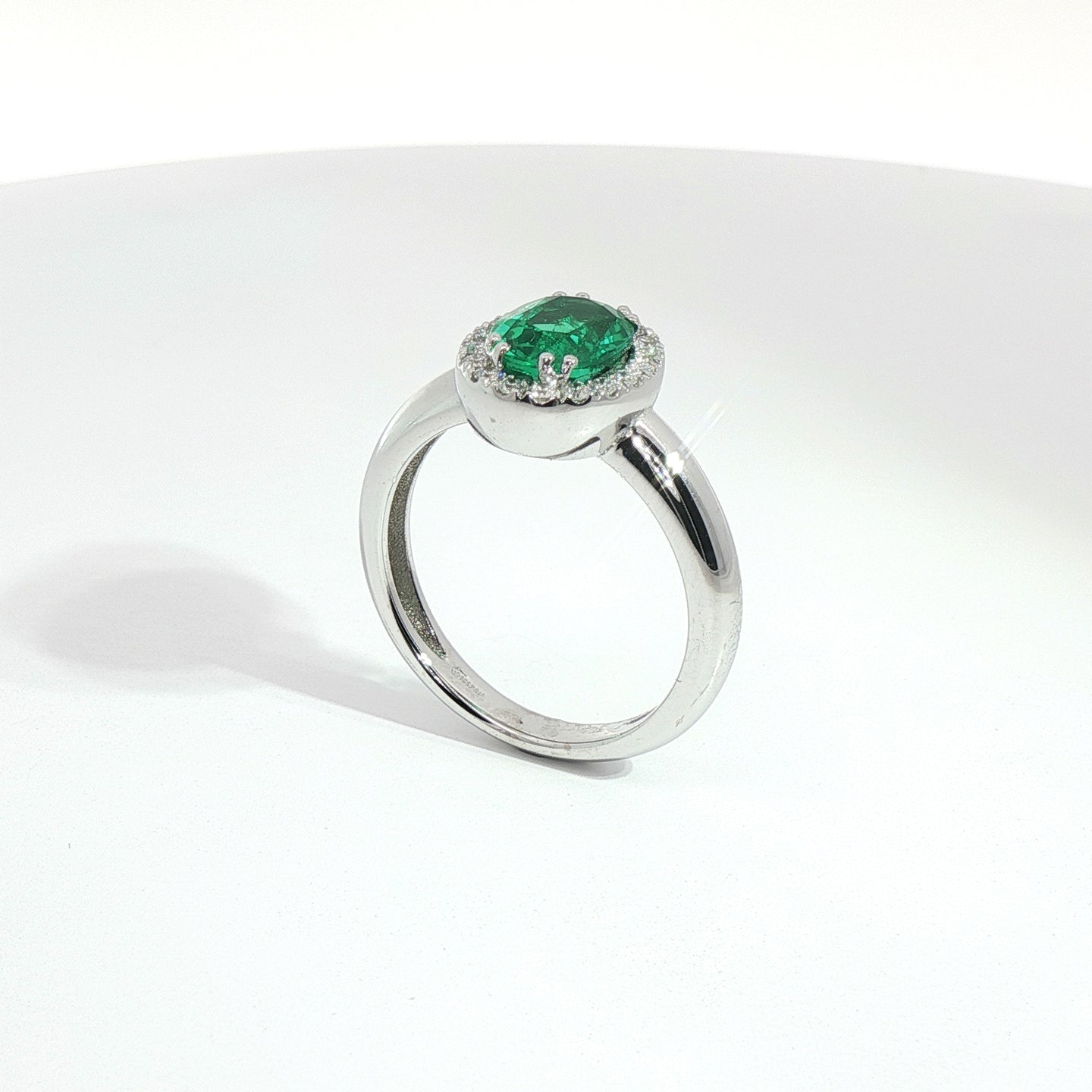 Anello in oro bianco con smeraldo Lab-Grown taglio ovale e diamanti Lab-Grown taglio brillante.
