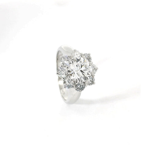 Anello Margherita in Oro Bianco e Diamanti Lab-Grown taglio brillante, 2,68 carati.