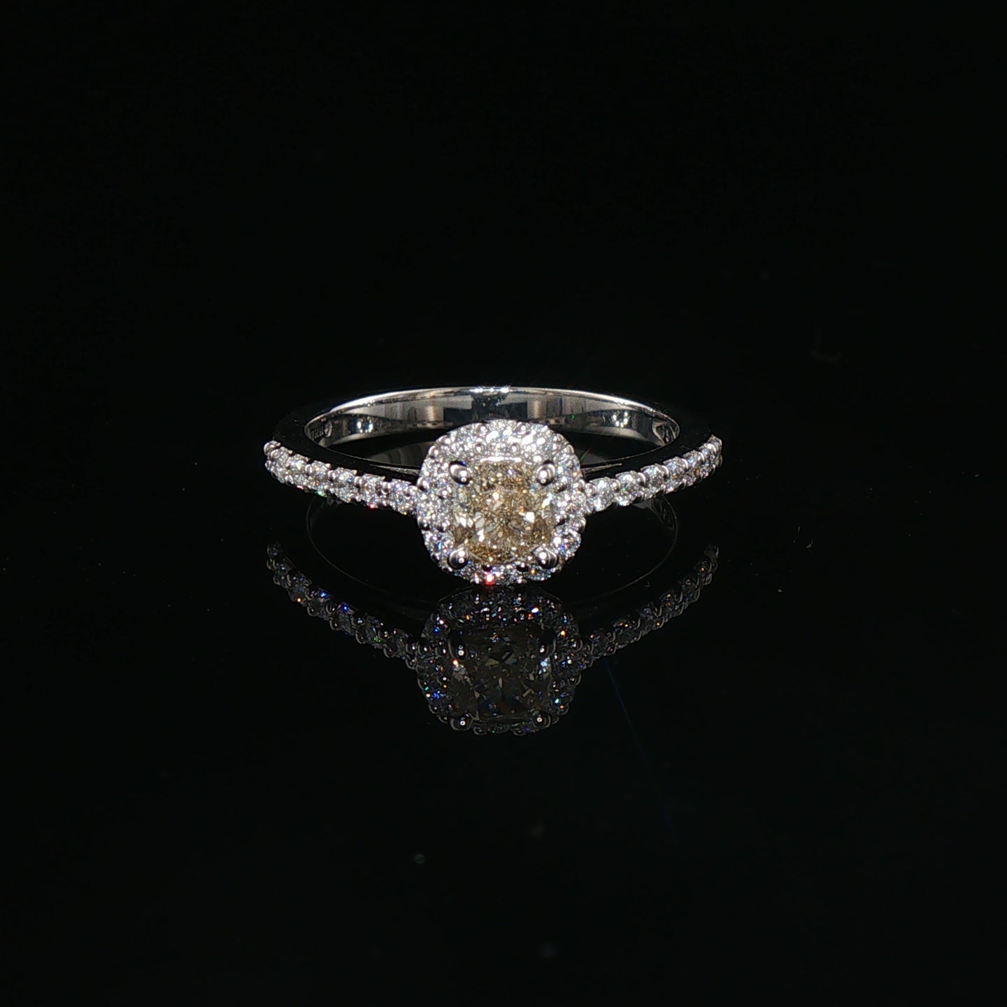 Anello in oro Bianco con diamante centrale taglio cuscino e diamanti Lab grown laterali