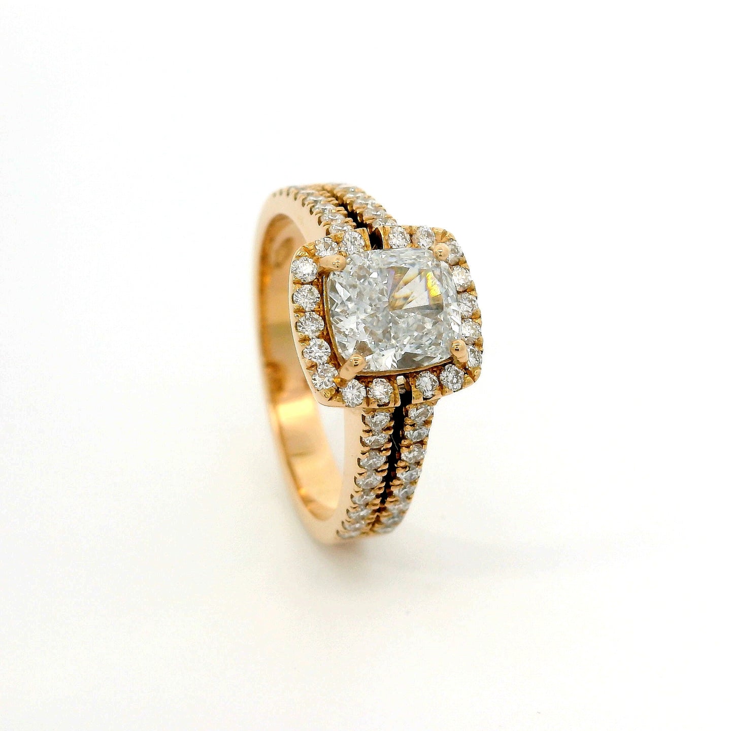Anello Fancy in oro rosa con diamanti lab-grown taglio cuscino e brillante, 2,03 carati.