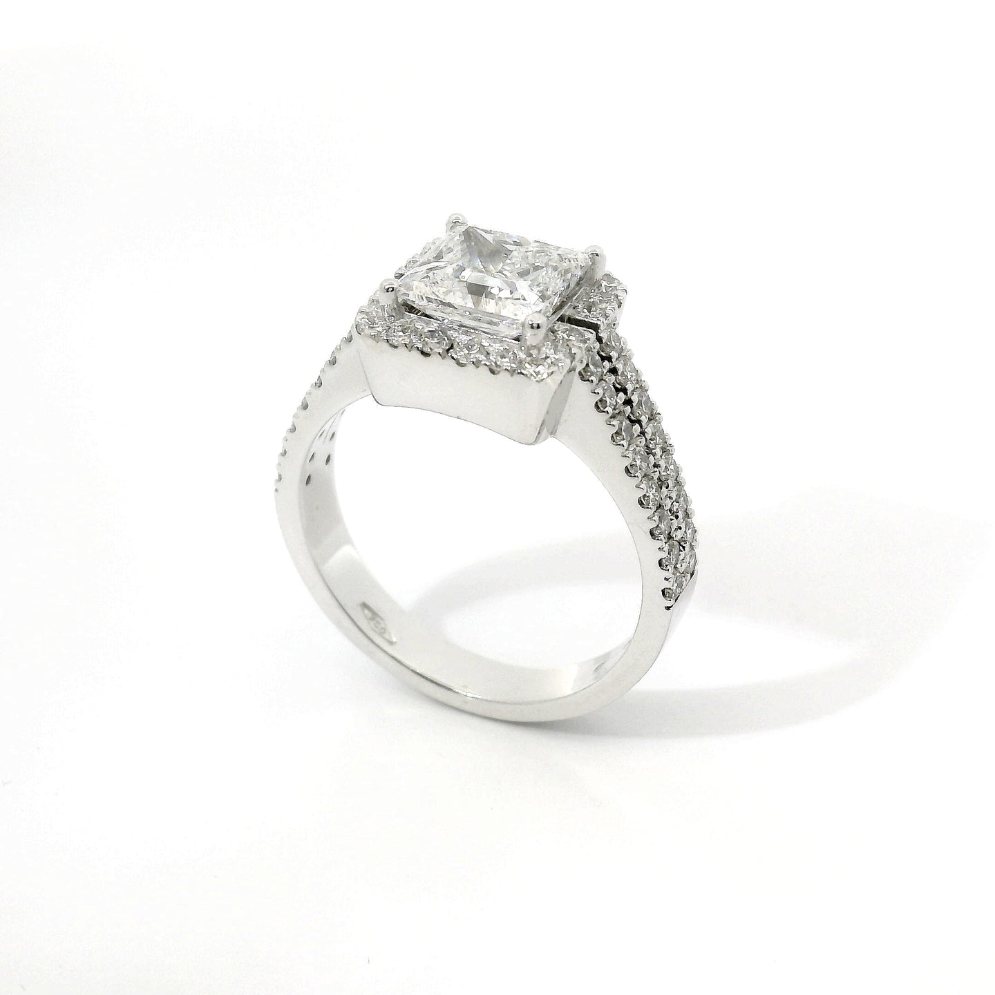 Anello Fancy in oro bianco con diamanti lab-grown taglio princess e brillante, 2,49 carati.