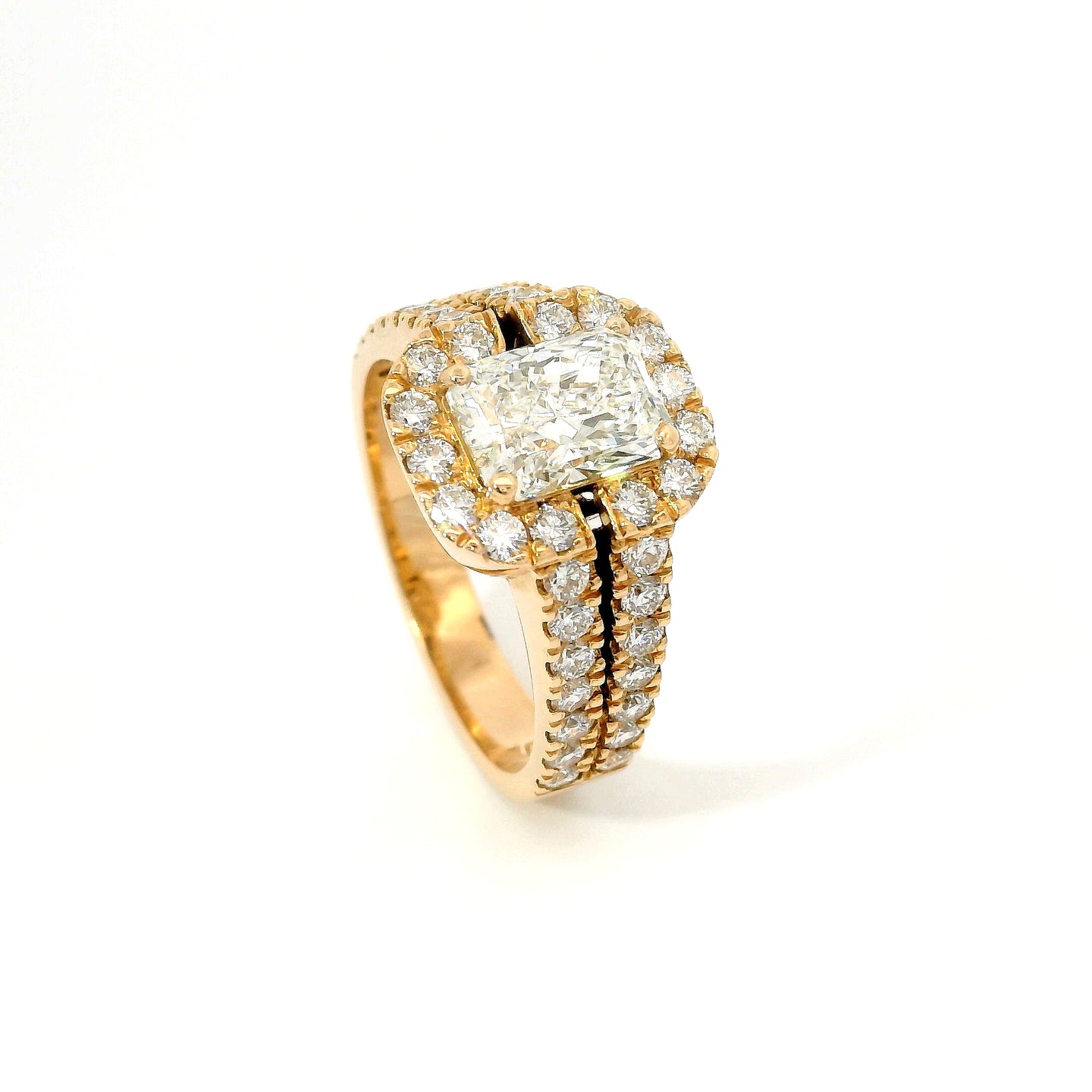 Anello Fancy in oro rosa con diamantI lab-grown taglio radiant e taglio brillante, 2,46 carati.
