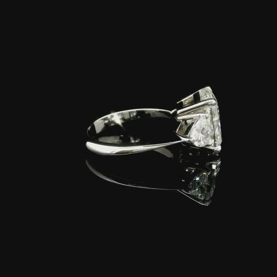 Trilogy con diamante lab-grown taglio cuscino e due taglio trillion, 6,17 carati.